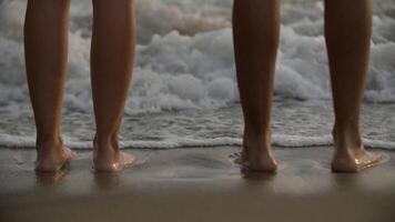 couple debout au bord de la mer photo