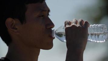 Portrait of mid adult man boire de l'eau après l'exercice photo