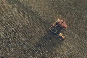 moissonneuse dans pampa campagne, aérien voir, la la pampa province, Argentine. photo