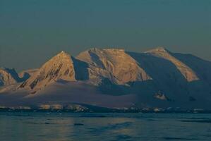 lemaire détroit côtier paysage, montagnes et des icebergs, antarctique péninsule, Antarctique. photo