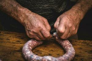 Fait main saucisse préparation, argentin tradition, pampa, patagonie photo