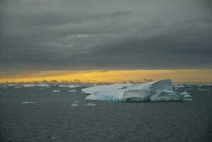 la glace paysage de le antarctique secteur, près le paulette île photo