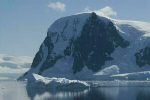 Paraiso baie montagnes paysage, antarctique péninsule. photo