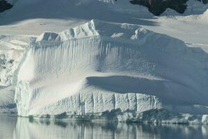 paradis baie glaciers et montagnes, antarctique péninsule, Antarctique.. photo