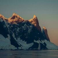 lemaire détroit côtier paysage, montagnes et des icebergs, antarctique péninsule, Antarctique. photo