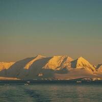 lemaire détroit côte, montagnes et des icebergs, antartique photo