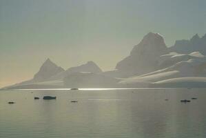 antarctique montagnes paysage , près Port lacroix, Antarctique. photo