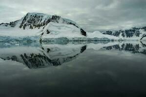 antarctique montagnes paysage , près Port lacroix, Antarctique. photo