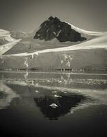 Paraiso baie montagnes paysage, antarctique péninsule. photo