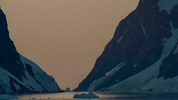 lemaire détroit côtier paysage, montagnes et des icebergs, antarctique péninsule, Antarctique. photo