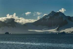 antantique montagnes et le antarctique mer, près le antarctique péninsule. photo