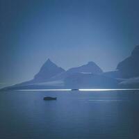 lemaire détroit côtier paysage, montagnes et des icebergs, antarctique péninsule, Antarctique. photo