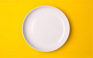 blanc assiette sur Jaune Contexte. ai, génératif ai photo