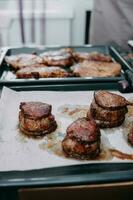du boeuf Viande pour steak. brut du boeuf est Couper dans tranches, cuisine steak dans une cuisine classe. steak serviteur. photo