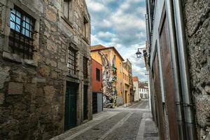 le des rues de vila nova de Gaia avec le moitié lapin rue art. Gaïa, le Portugal. juin 11 2023 photo