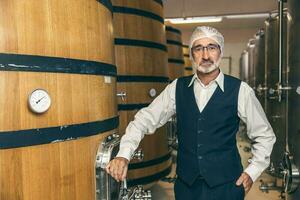 portrait professionnel du vin expert Sénior Personnel ouvrier travail qualité contrôle vérifier dans vignoble usine photo