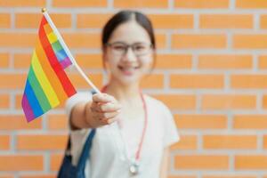 content médical gens femme adolescent fille avec lgbt arc en ciel fierté mois drapeau la diversité campagne activité. photo