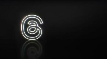 Madrid, Espagne - juillet, 2023. fils logo dans néon avec espace pour texte et graphique. photo