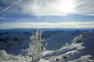 magnifique vue de le alpin pics dans hiver photo