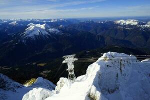 magnifique vue de le alpin pics dans hiver photo