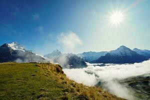 magnifique vue de la nature Piste dans le matin, Grindelwald d'abord, le plus élevé pics eiger, Suisse Alpes. pour randonnée, randonnée, alpinisme ou la nature marcher activités. photo
