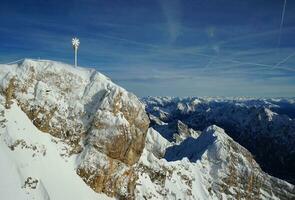magnifique vue de le alpin pics dans hiver photo