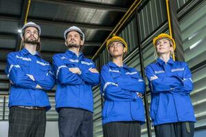 ingénieur équipe, groupe de ouvrier atelier gens travail en équipe dans moderne industrie permanent rangée sur de soi photo