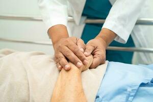 médecin en utilisant stéthoscope à vérification le patient mensonge vers le bas sur une lit dans le hôpital, en bonne santé fort médical concept. photo