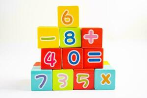 nombre de mathématiques coloré sur fond blanc, éducation étude mathématiques apprentissage enseignent concept. photo