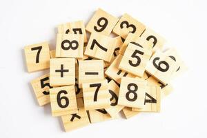 math nombre en bois sur blanc arrière-plan, éducation étude mathématiques apprentissage enseigner concept. photo