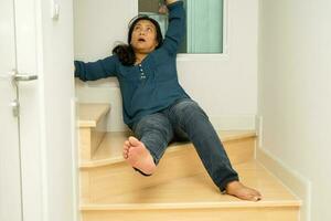 asiatique Dame tomber vers le bas le escaliers et douleur à hanche et taille car glissant surfaces. photo