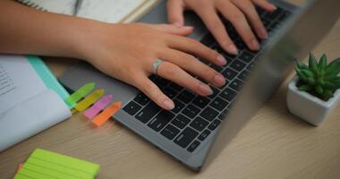 Jeune asiatique femme travail avec une portable sur une bureau photo