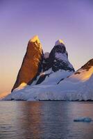 lemaire détroit côtier paysage, montagnes et des icebergs, antarctique péninsule, Antarctique. photo