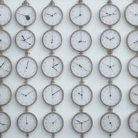 beaucoup horloges dans blanc photo