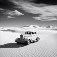 noir et blanc vieux voiture dans blanc désert illustration photo