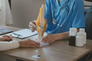 asiatique médecin femme a visité patient femme à diagnostic et vérifier en haut santé à Accueil ou privé hôpital. femelle patient Explique santé problème et symptômes à médecin .santé se soucier prime un service à Accueil photo