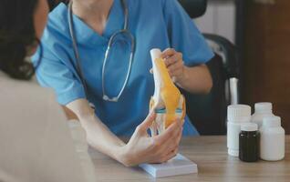 fermer de stéthoscope et papier sur Contexte de médecin et patient mains photo