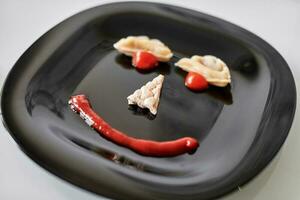 marrant nourriture affronter, boulette et ketchup photo