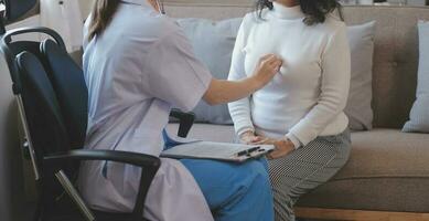 fermer de stéthoscope et papier sur Contexte de médecin et patient mains photo