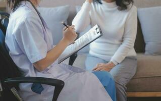 fermer de stéthoscope et papier sur Contexte de médecin et patient mains photo