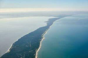 Vue aérienne de la fenêtre de l'avion à l'isthme de Courlande dans l'oblast de Kaliningrad, Russie, parc national photo