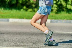 femme qui court sur la route photo