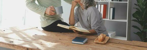 embrassé mature couple surfant le l'Internet sur portable à Accueil photo