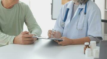 Jeune médecin visite personnes âgées femme à Accueil photo