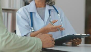 Jeune médecin visite personnes âgées femme à Accueil photo