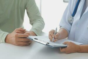 Jeune médecin visite personnes âgées femme à Accueil photo