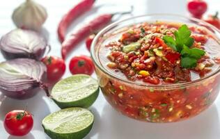 bol de salsa avec Ingrédients photo