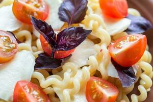 fusilli lunghi au fromage et tomates cerises photo