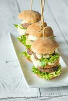 des hamburgers sur le blanc assiette photo