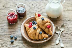 croissants aux fruits frais et confiture photo